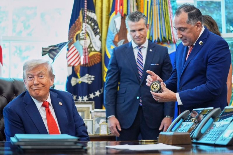 美国总统特朗普26日表示,他将在“大约一周内”把国防部的名称改回过去的“战争部”。 美国总统特朗普26日表示,他将在“大约一周内”把国防部的名称改回过去的“战争部”。