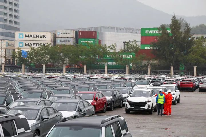 在深圳盐田港,查验人员检查即将出口的汽车 在深圳盐田港,查验人员检查即将出口的汽车