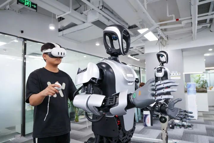 在深圳一家机器人企业,技术人员在调试人形机器人 在深圳一家机器人企业,技术人员在调试人形机器人