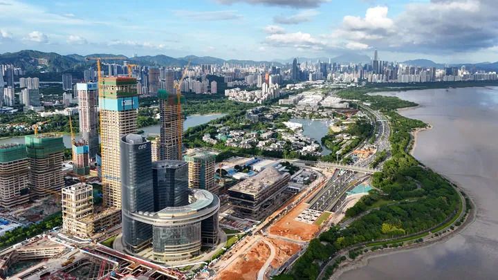 建设中的深圳湾超级总部基地(无人机照片,2025年8月23日摄) 建设中的深圳湾超级总部基地(无人机照片,2025年8月23日摄)