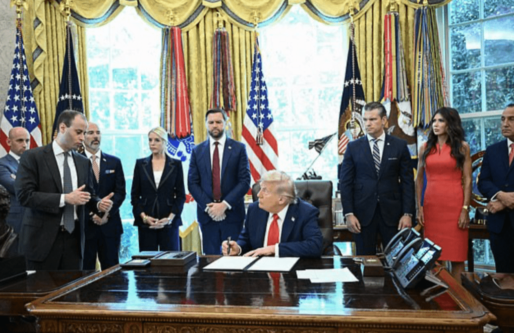 威尔‧沙夫周一站在特朗普身旁协助处理签署流程,怎料一响手机,便成众目睽睽下的“牺牲品” 威尔‧沙夫周一站在特朗普身旁协助处理签署流程,怎料一响手机,便成众目睽睽下的“牺牲品”