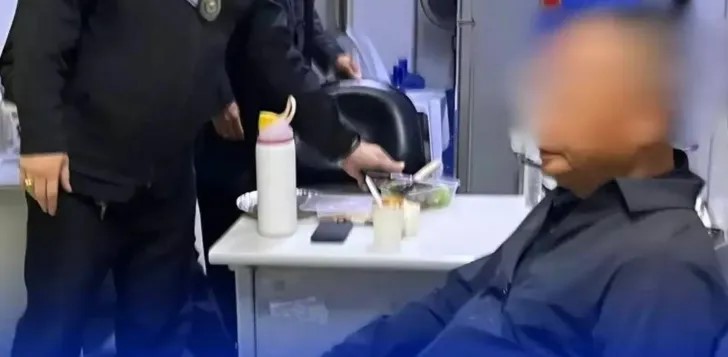 施振忠在香港返回菲律宾时在机场被捕。 施振忠在香港返回菲律宾时在机场被捕。