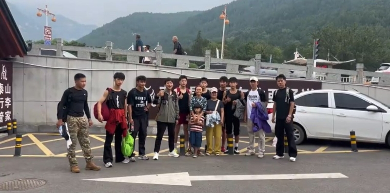 有陪爬员是在校大学生,假期兼职泰山陪爬。 有陪爬员是在校大学生,假期兼职泰山陪爬。