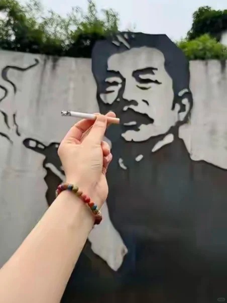 游客喜爱在鲁迅吸烟的墙画前点烟打卡。 游客喜爱在鲁迅吸烟的墙画前点烟打卡。