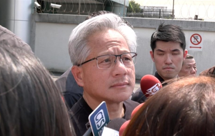 英伟达执行长黄仁勋近日访台只待1天,曾提到要赶回美国准备财务报告以及电话会议。 英伟达执行长黄仁勋近日访台只待1天,曾提到要赶回美国准备财务报告以及电话会议。