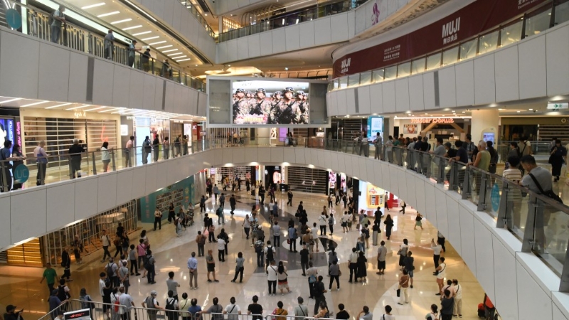 观塘aPM商场直播阅兵仪式,市民驻足观看,赞军人英姿飒飒 观塘aPM商场直播阅兵仪式,市民驻足观看,赞军人英姿飒飒