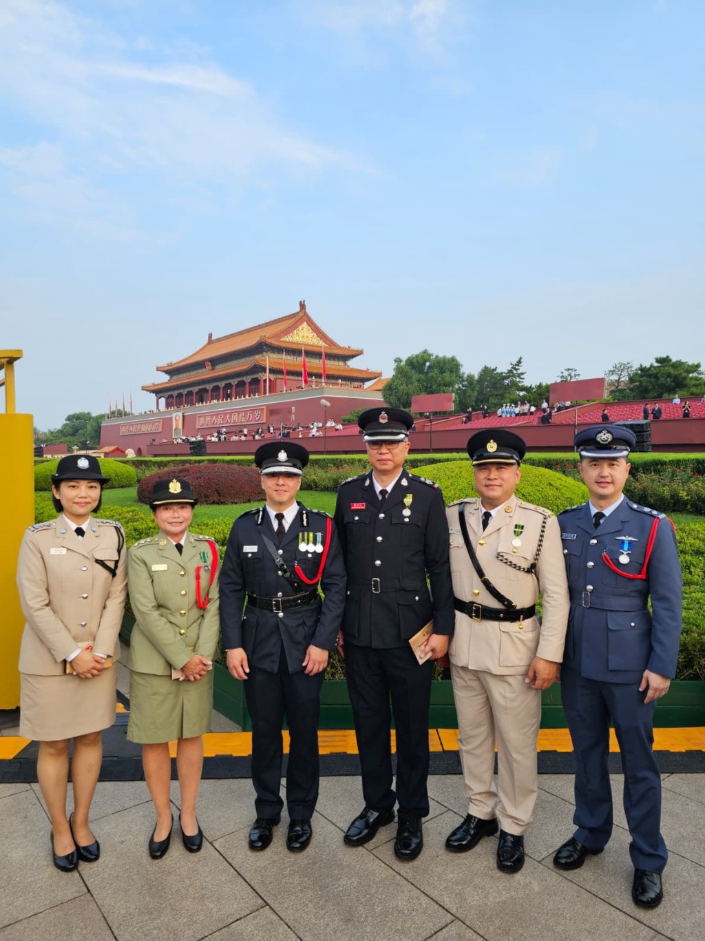 周一鸣率领警队代表团 ,随香港特区政府代表团出席北京纪念中国人民抗日战争暨世界反法西斯战争胜利80周年纪念日大阅兵。 周一鸣率领警队代表团 ,随香港特区政府代表团出席北京纪念中国人民抗日战争暨世界反法西斯战争胜利80周年纪念日大阅兵。