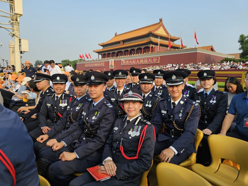 周一鸣率领警队一行15人代表团在北京现场感受国家强大实力。 周一鸣率领警队一行15人代表团在北京现场感受国家强大实力。