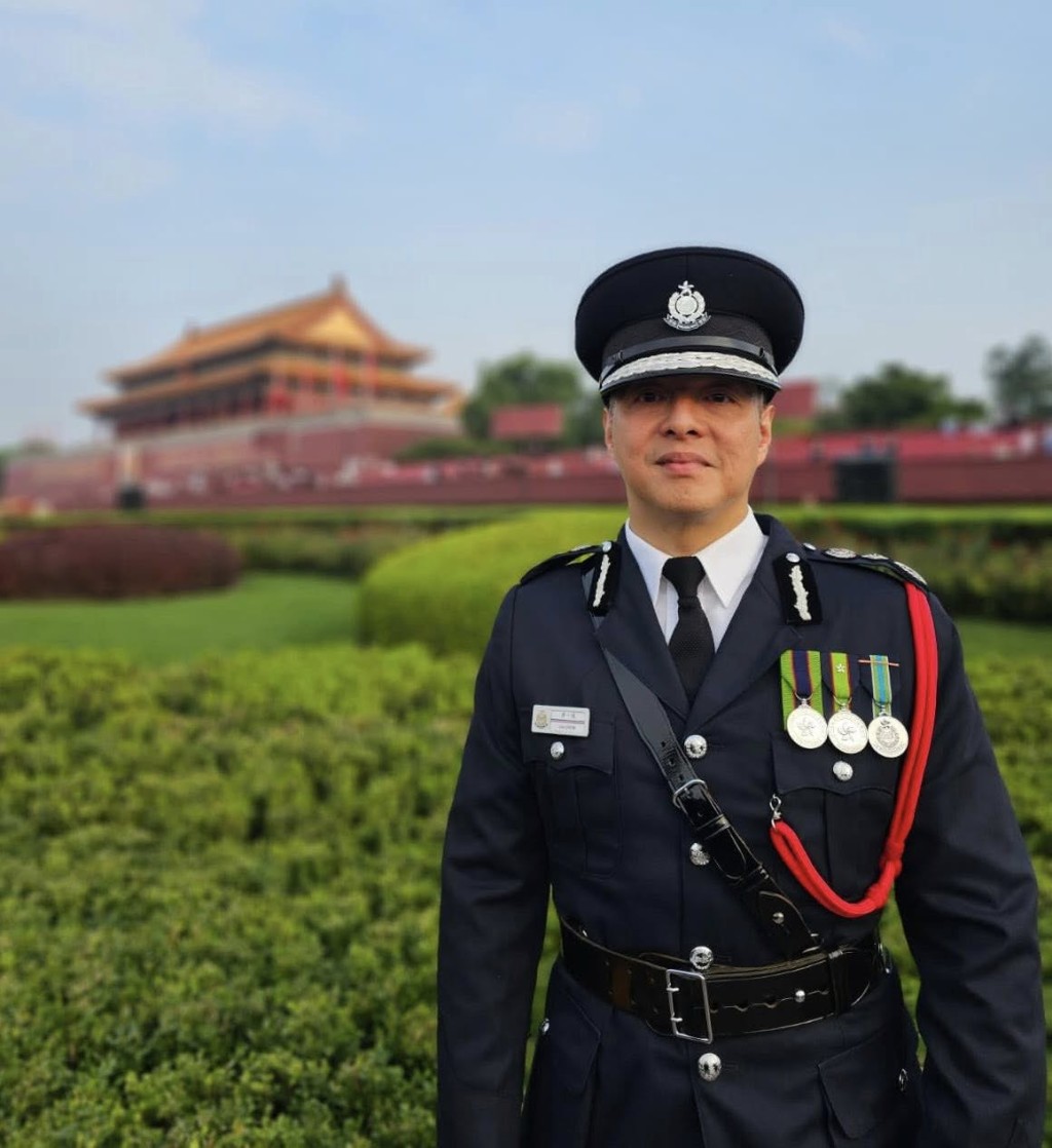 周一鸣表示,第一次参观现场阅兵,感到无比光荣与振奋。 周一鸣表示,第一次参观现场阅兵,感到无比光荣与振奋。