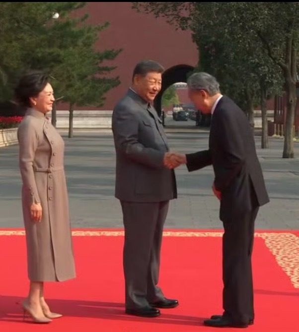 习近平伉俪昨日与出席北京阅兵的日本前首相鸠山由纪夫握手。 习近平伉俪昨日与出席北京阅兵的日本前首相鸠山由纪夫握手。