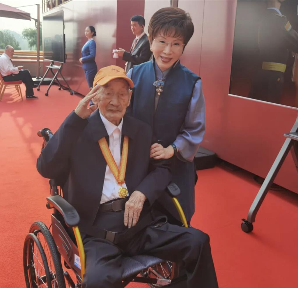国民党前主席洪秀柱在阅兵现场与国民党抗战老兵握手合影,力倡铭记历史。 国民党前主席洪秀柱在阅兵现场与国民党抗战老兵握手合影,力倡铭记历史。