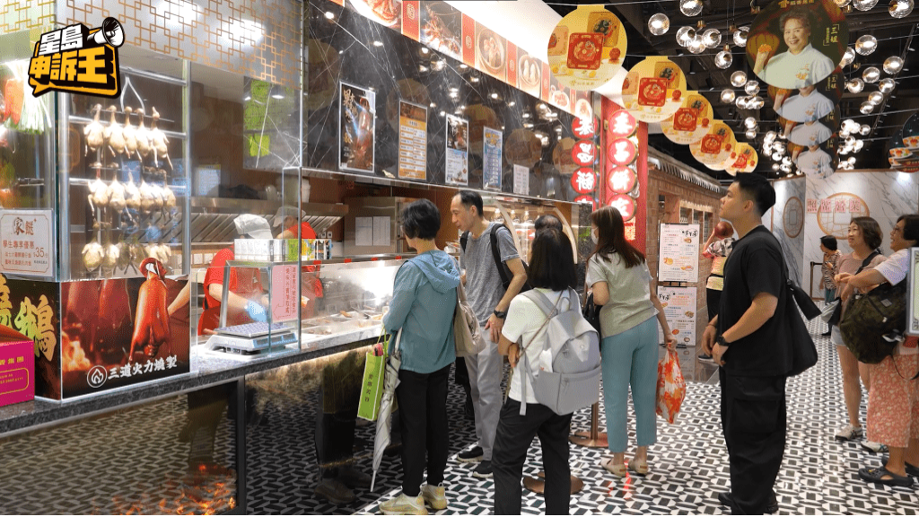 记者在现场观察,见到有不少街坊购买即蒸海鲜。 记者在现场观察,见到有不少街坊购买即蒸海鲜。