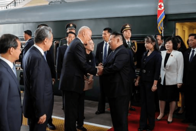 外媒拍得金主爱在9月2日随父抵达北京时,左手腕上疑似配戴瑞士知名品牌天梭(Tissot)推出的“Lovely Lady”系列手表。 外媒拍得金主爱在9月2日随父抵达北京时,左手腕上疑似配戴瑞士知名品牌天梭(Tissot)推出的“Lovely Lady”系列手表。