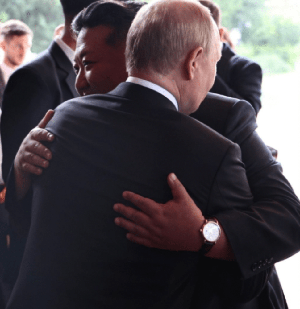 金正恩于9月3日与普京在北京钓鱼台国宾馆会晤期间,被外媒拍摄到左手腕戴着一枚疑似瑞士高级腕表品牌IWC万国表旗下的Portofino柏涛菲诺系列。 金正恩于9月3日与普京在北京钓鱼台国宾馆会晤期间,被外媒拍摄到左手腕戴着一枚疑似瑞士高级腕表品牌IWC万国表旗下的Portofino柏涛菲诺系列。