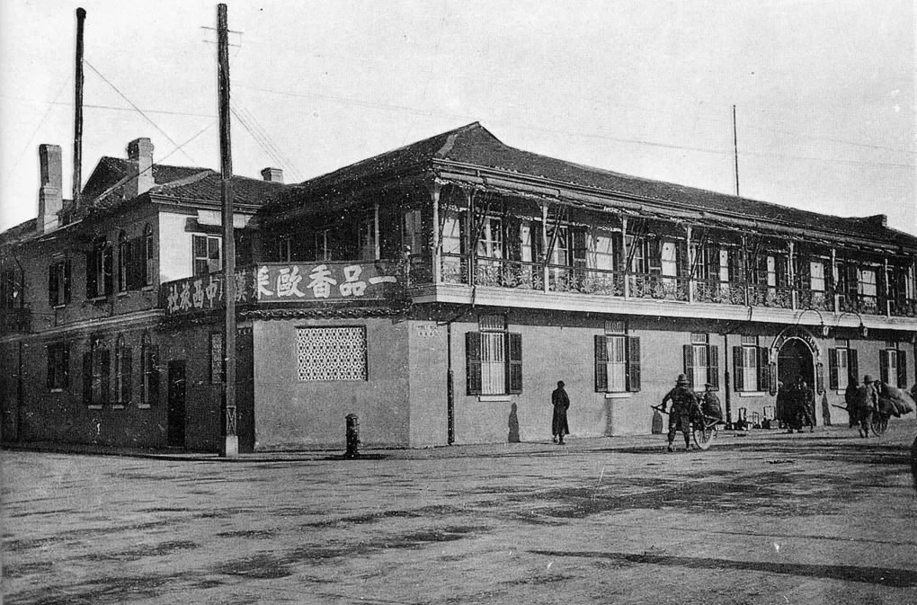 福州路西藏路口的“一品香”,是上海最早由中国人开设的西餐馆之一。 福州路西藏路口的“一品香”,是上海最早由中国人开设的西餐馆之一。