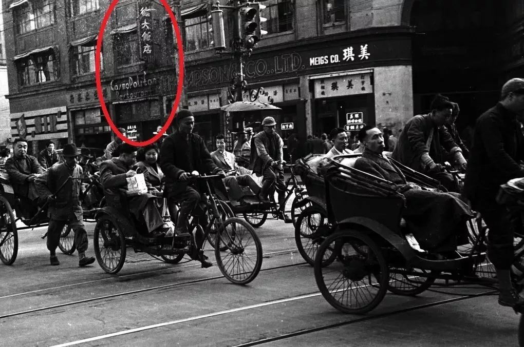 1949年四川中路老照片,图上可见“德大饭店”的招牌。 1949年四川中路老照片,图上可见“德大饭店”的招牌。