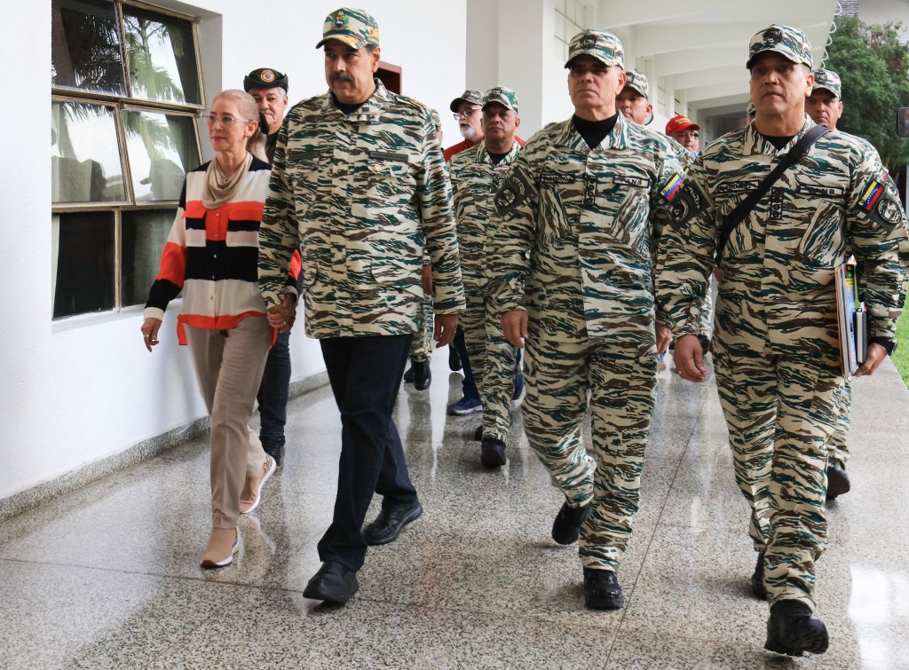 马杜罗(左二)召开军方高层会议。 马杜罗(左二)召开军方高层会议。