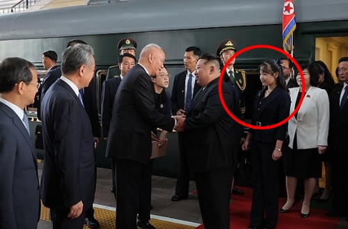 金正恩携女儿金主爱(红圈)访华。 金正恩携女儿金主爱(红圈)访华。