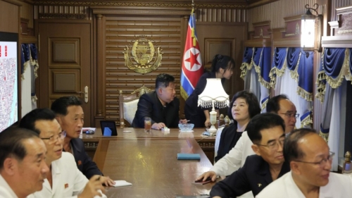 站在金正恩旁的金主爱望著车窗外的景物。 站在金正恩旁的金主爱望著车窗外的景物。