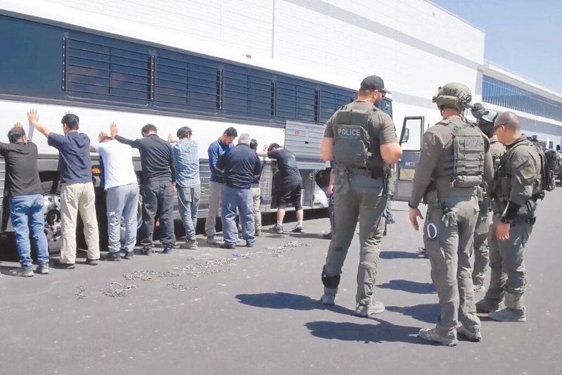 美国移民局提供的视频显示,现代汽车集团电动汽车工厂员工4日被捕情形。 美国移民局提供的视频显示,现代汽车集团电动汽车工厂员工4日被捕情形。