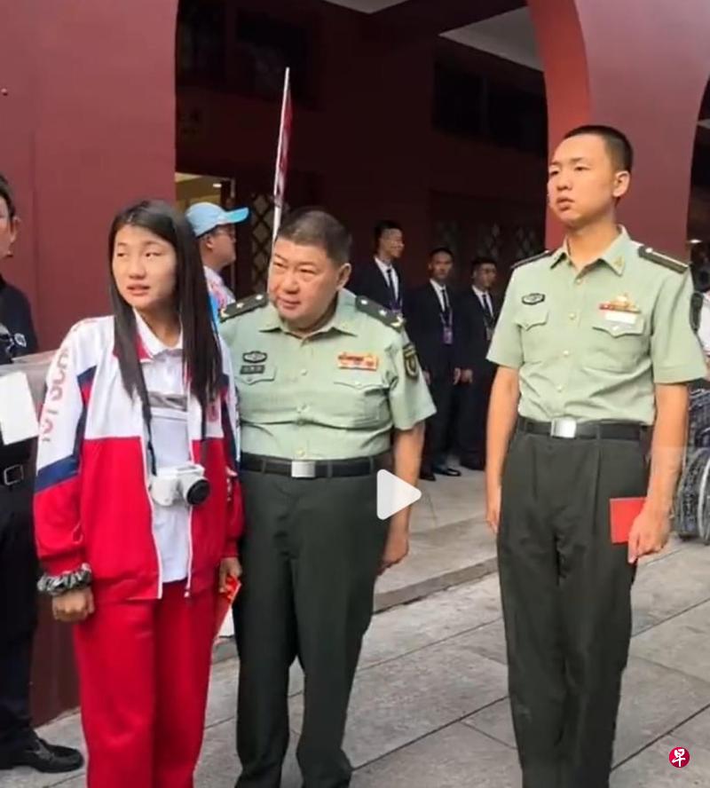 毛新宇(中)星期三(9月3日)携家人到北京天安门 毛新宇(中)星期三(9月3日)携家人到北京天安门