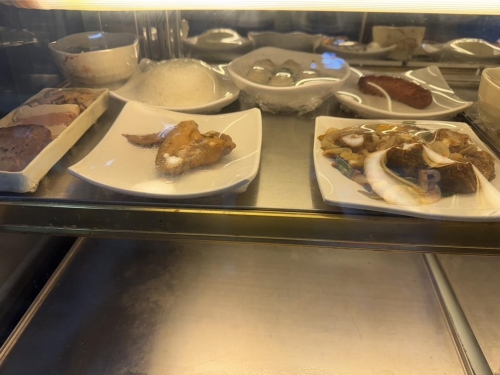 柯文哲今天在看守所享用的最后一餐也曝光,他中午吃沙茶牛肉,搭配炸飞鱼卵香肠、卤里肌大排,还有鱼丸汤,可以说是色香味俱全。 柯文哲今天在看守所享用的最后一餐也曝光,他中午吃沙茶牛肉,搭配炸飞鱼卵香肠、卤里肌大排,还有鱼丸汤,可以说是色香味俱全。