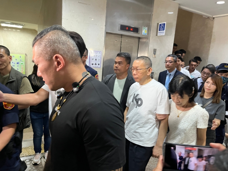 柯文哲换新衣服 柯文哲换新衣服