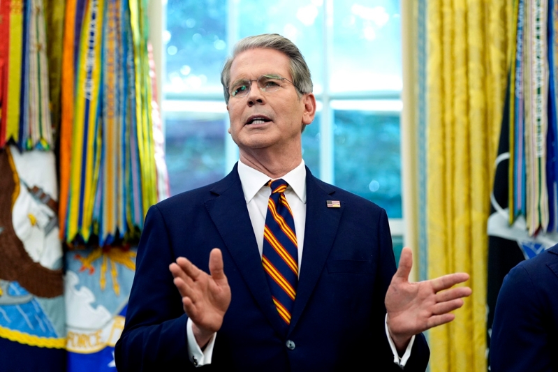 美国特朗普内阁3日晚间的一场私人晚宴上,美国财政部长贝森特传出对联邦住房金融局局长普尔特爆粗口 美国特朗普内阁3日晚间的一场私人晚宴上,美国财政部长贝森特传出对联邦住房金融局局长普尔特爆粗口