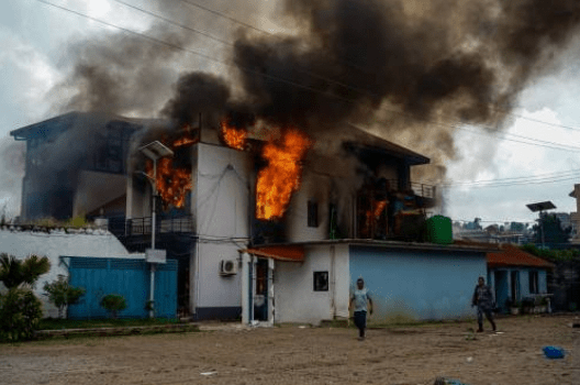 示威者纵火焚烧多处政府及党建筑。 示威者纵火焚烧多处政府及党建筑。