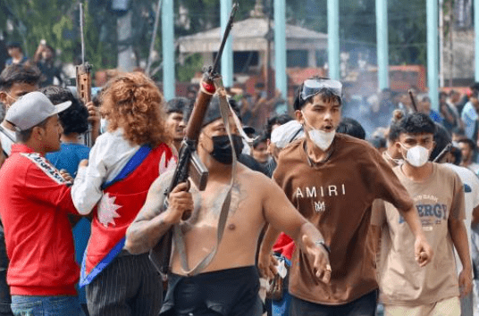 不少年轻示威者持枪上街。 不少年轻示威者持枪上街。