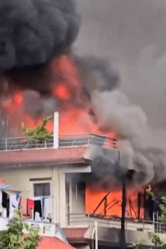 总理官邸被焚毁。 总理官邸被焚毁。