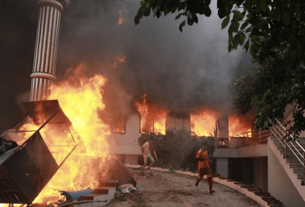 尼泊尔国会大楼起火。 尼泊尔国会大楼起火。