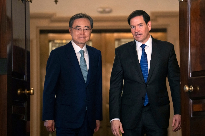 韩国外长赵显(左)8日飞往美国华府,预计9日会晤美国国务卿卢比欧(右)。图为两人今年7月31日在华府相 韩国外长赵显(左)8日飞往美国华府,预计9日会晤美国国务卿卢比欧(右)。图为两人今年7月31日在华府相