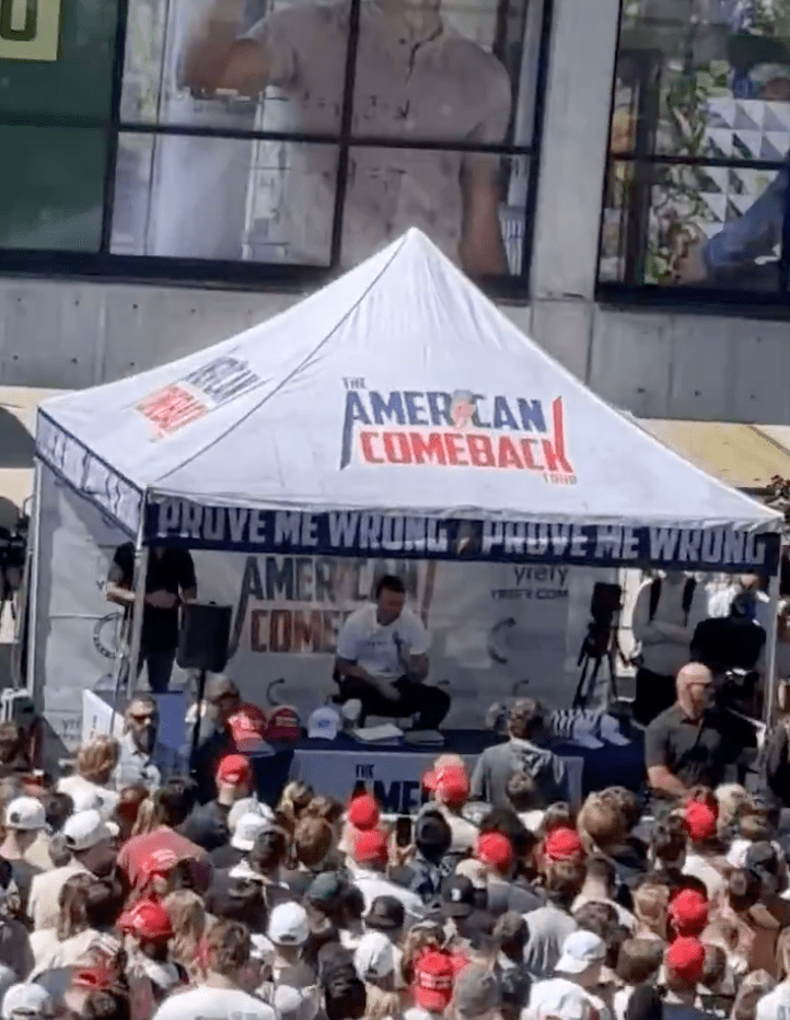 事发前柯克正对着校园人群演讲。 事发前柯克正对着校园人群演讲。