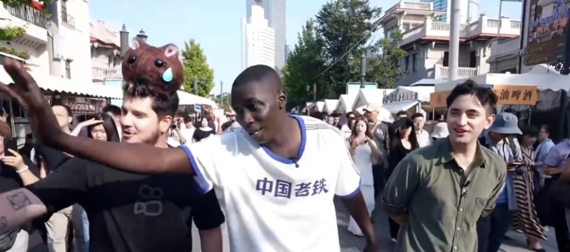 网红“无语哥”中国行与民众互动。 网红“无语哥”中国行与民众互动。