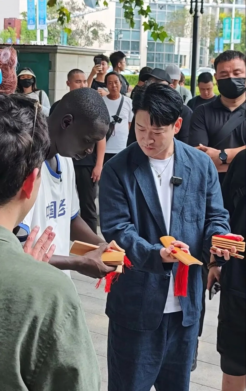 网红“无语哥”中国行与民众互动,学起打快板。 网红“无语哥”中国行与民众互动,学起打快板。