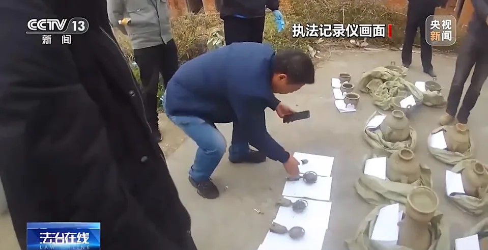 内地有男子看盗墓小说后,自学技巧盗墓被捕。 内地有男子看盗墓小说后,自学技巧盗墓被捕。