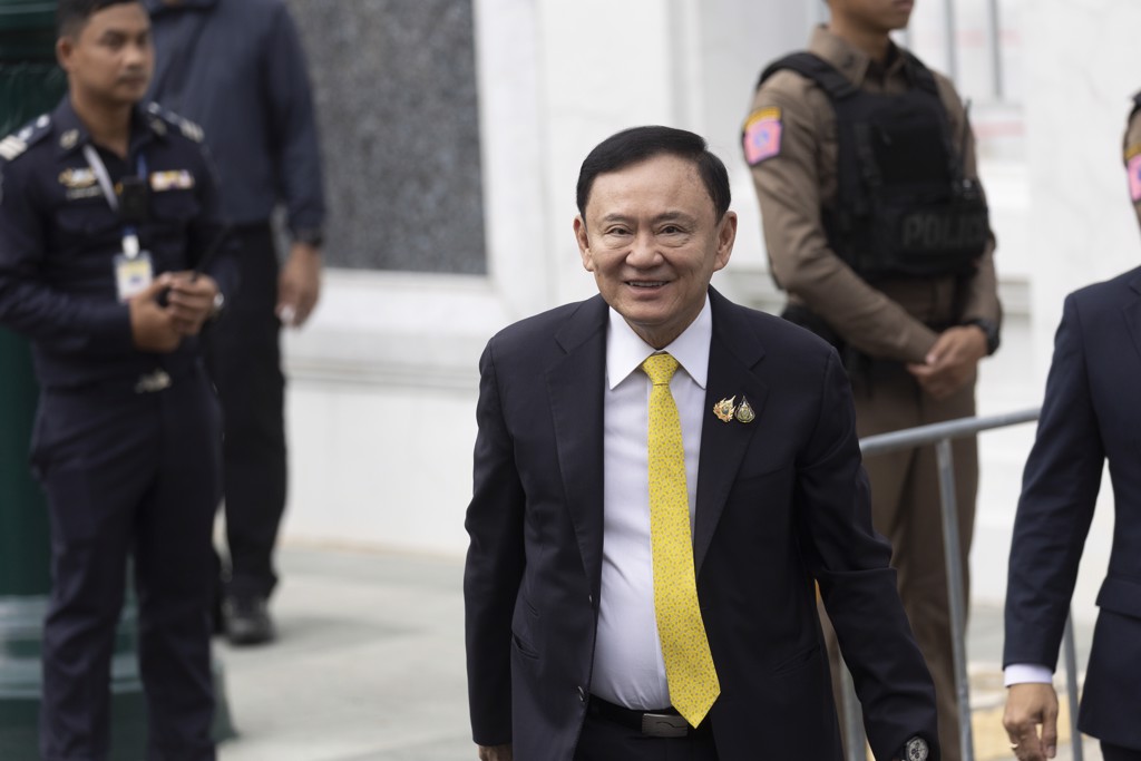 76岁的他信要入狱服刑,他早前在曼谷最高法院宣判前露面。 76岁的他信要入狱服刑,他早前在曼谷最高法院宣判前露面。