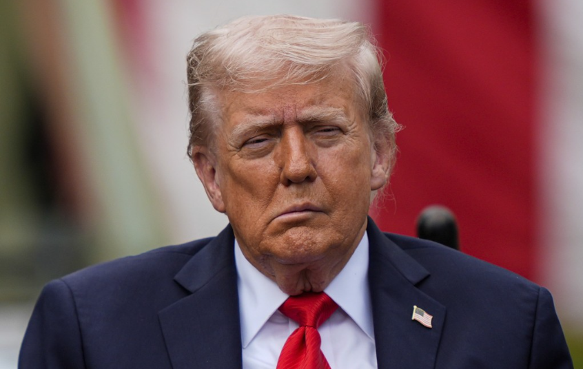 特朗普近日出席五角大楼“911攻袭”纪念追思活动时,被拍到疑似“脸歪嘴斜”,引发中风疑虑。 特朗普近日出席五角大楼“911攻袭”纪念追思活动时,被拍到疑似“脸歪嘴斜”,引发中风疑虑。