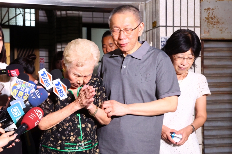 柯文哲(中),左为柯文哲妈何瑞英,右为柯文哲妻子陈佩琪。 柯文哲(中),左为柯文哲妈何瑞英,右为柯文哲妻子陈佩琪。