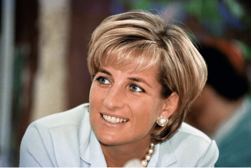 戴安娜被称“平民王妃”。 戴安娜被称“平民王妃”。