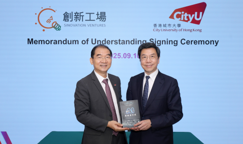 李开复博士(右)向杨梦苏教授(左)赠送其著作。 李开复博士(右)向杨梦苏教授(左)赠送其著作。