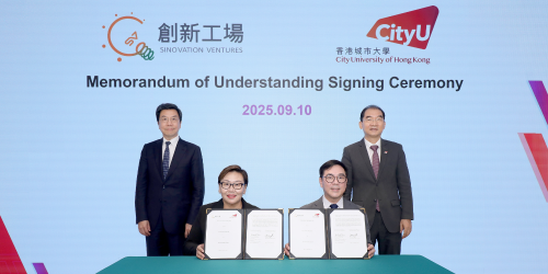 备忘录在城大高级副校长(创新及企业)杨梦苏教授(右一)、创新工场董事长及首席执行官李开复博士(左一)见证下,由城大协理副校长(创新)及城大创新学院院长谢智刚教授(右二)、代表创新工场孵化器公司的黄幸娟博士签署(左三)。 备忘录在城大高级副校长(创新及企业)杨梦苏教授(右一)、创新工场董事长及首席执行官李开复博士(左一)见证下,由城大协理副校长(创新)及城大创新学院院长谢智刚教授(右二)、代表创新工场孵化器公司的黄幸娟博士签署(左三)。