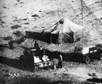 彭加木拍摄的考察队在库木库都克的帐篷及卡车。 彭加木拍摄的考察队在库木库都克的帐篷及卡车。