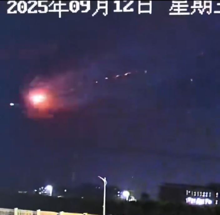 山东多地有民众看到有不明飞行物体疑遭击落。 山东多地有民众看到有不明飞行物体疑遭击落。