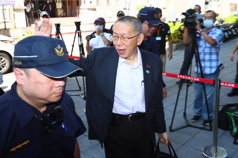 柯文哲与同案被告应晓薇预计于上午9时报到。 柯文哲与同案被告应晓薇预计于上午9时报到。