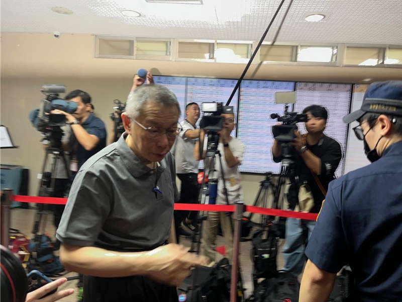 柯文哲早上8点50分已到法院,随后带往候审室,10点法官开庭时提讯。 柯文哲早上8点50分已到法院,随后带往候审室,10点法官开庭时提讯。