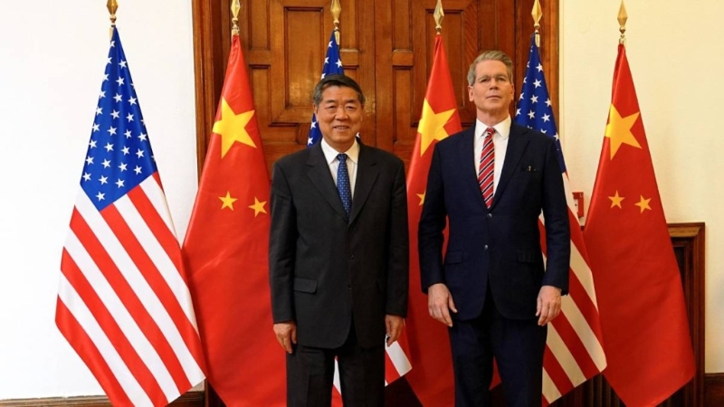 会谈前,何立峰与贝森特合影。 会谈前,何立峰与贝森特合影。