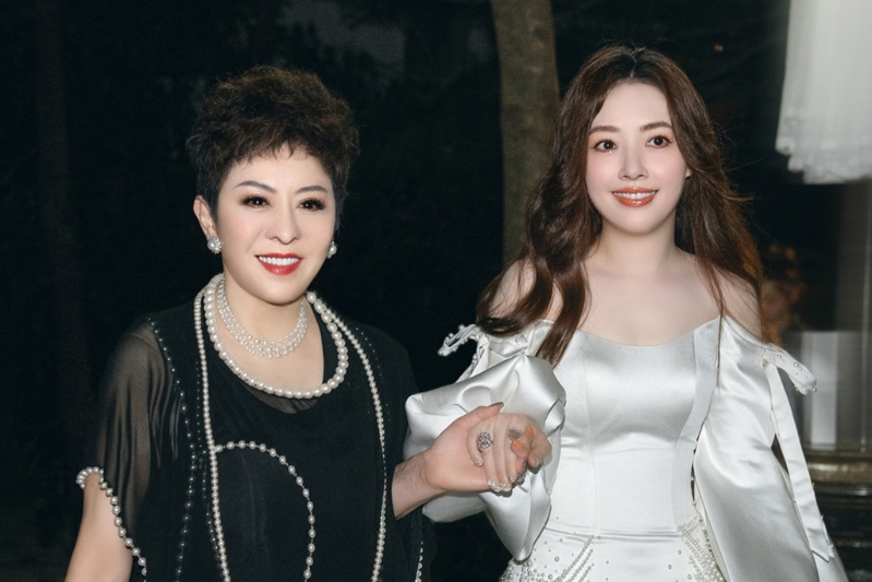 向太感叹“生女儿比生儿子好一万倍” 向太感叹“生女儿比生儿子好一万倍”