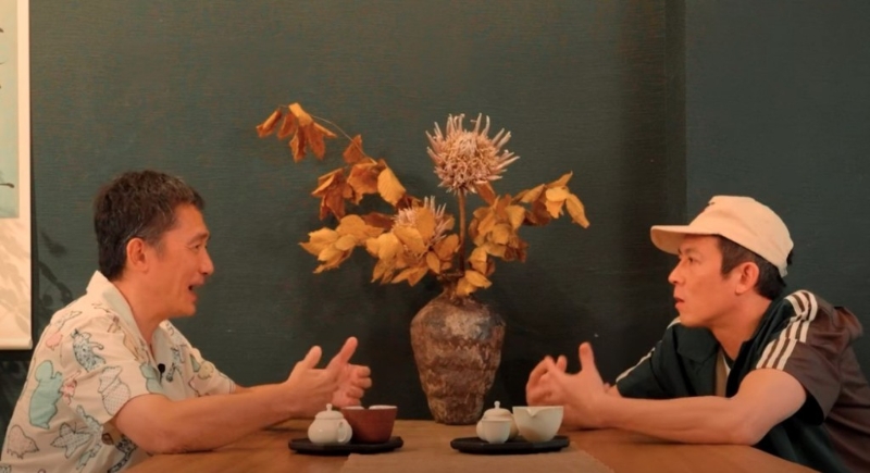 梁朝伟以最真实状态、有不少白头发的状态下,接受陈冠希访问。 梁朝伟以最真实状态、有不少白头发的状态下,接受陈冠希访问。